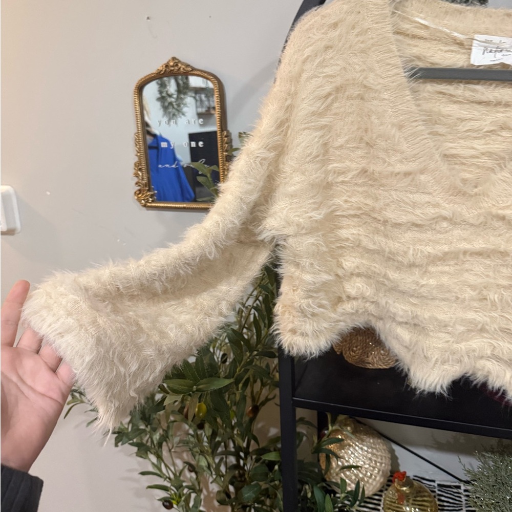 The native one Elegant Cream Fuzzy V-Neck cropped Sweater size small - Picture 2 of 7